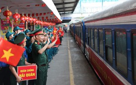 Đón đoàn cán bộ, chiến sĩ tham gia diễu binh về đến Hà Nội 