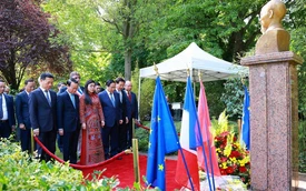 Thủ tướng dâng hoa tưởng niệm Chủ tịch Hồ Chí Minh tại thành phố Montreuil, Pháp