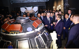 Thủ tướng tham quan Triển lãm hạt nhân tại Moskva