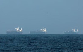 Iran cho phép tàu hàng thiết yếu qua eo biển Hormuz