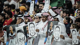 CĐV Qatar chế giễu tuyển Đức bằng ảnh Ozil