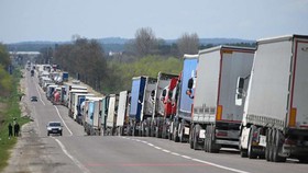 Ba Lan cảnh báo đóng cửa biên giới đối với nông sản Ukraine