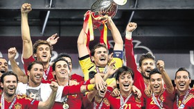 Ngược dòng ký ức, EURO 2012: Tây Ban Nha vẫn thống trị, Hà Lan gây thất vọng