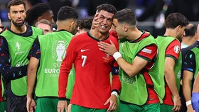 Ronaldo bật khóc sau khi bỏ lỡ quả phạt đền khiến Bồ Đào Nha phải trải qua loạt luân lưu may rủi