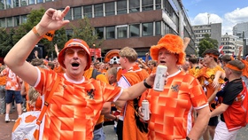 CĐV Hà Lan nhuộm Dortmund thành màu da cam