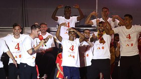 Yamal và Williams khoe vũ đạo 'cực đỉnh' trong ngày cầu thủ Tây Ban Nha 'quẩy hết nấc' ở lễ ăn mừng vô địch EURO 2024
