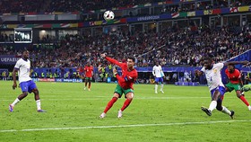 Tin nóng EURO ngày 6/7: Ronaldo bị chỉ trích 'vô hại', Kante lập kỷ lục sau khi Pháp loại Bồ Đào Nha