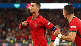 Ronaldo rực sáng, ghi bàn thắng thứ 901 giúp Bồ Đào Nha lội ngược dòng trước Scotland