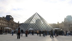 Pháp truy tố các nghi phạm trong vụ trộm tại Bảo tàng Louvre