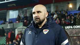 Xúc động khoảnh khắc các cầu thủ đổ sụp trên sân khi nghe tin HLV qua đời giữa trận