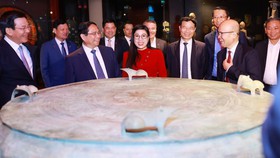Thủ tướng tham quan Bảo tàng Quai Branly tại Thủ đô Paris, Pháp