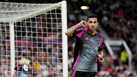 Carlos Tevez ghi 4 bàn, giúp các ngôi sao thế giới ngược dòng ngoạn mục trong ngày trở lại Old Trafford