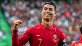 Ronaldo nhận danh hiệu cao quý ở tuổi 40 tại quê hương