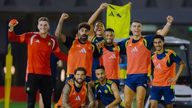 Ronaldo rạng rỡ trở lại sân tập cùng Al Nassr