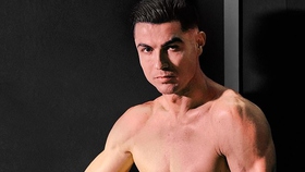 Ronaldo khoe cơ bắp cuồn cuộn ở tuổi 41