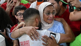 Người hùng Morocco ôm chầm lấy mẹ sau khi đá quả luân lưu quyết định vào lưới Hà Lan