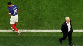 Đoản khúc World Cup: Đứng dậy và hát giữa tàn tro