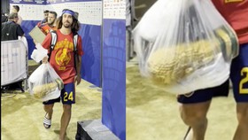Cucurella xách Cúp vô địch World Cup bằng LEGO rời sân, nhiều người tưởng là cúp thật