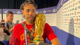 Cận cảnh cúp vô địch bằng LEGO của ĐT Tây Ban Nha sau khi vô địch World Cup 2026