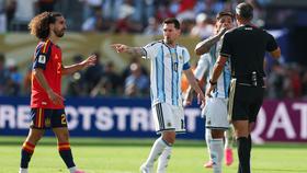 Cucurella nói gì với Messi ở chung kết World Cup 2026?