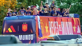 Tây Ban Nha diễu hành ăn mừng chức vô địch World Cup 2026 giữa biển người hâm mộ ở Madrid