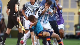Ngôi sao Tây Ban Nha bị cầu thủ Argentina chơi xấu lên tiếng bảo vệ đối thủ