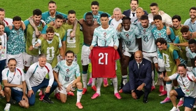 Ronaldo: "Jota đang ở trên cao soi sáng cho ĐT Bồ Đào Nha. Trận thắng này là để tưởng nhớ cậu ấy"