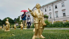 Hơn 200 tượng Mozart mạ vàng bị đánh cắp