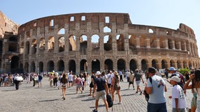 Tây Ban Nha và Italy chạm ngưỡng tới hạn về du lịch