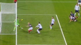 Sốc với pha bỏ lỡ của tiền đạo Scotland tại UEFA Nations League