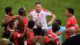 Nemanja Matic một mình đòi 'tẩn' cả nhóm cầu thủ dự bị Costa Rica