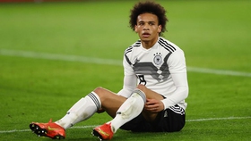 Chân của Leroy Sane biến dạng sau pha đạp bóng kinh hoàng của cầu thủ Serbia