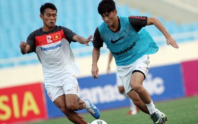 Công Vinh viết lời mừng sinh nhật Thủy Tiên trên áo