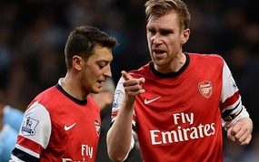 Mertesacker chỉ mặt mắng Oezil, Wilshere chĩa ngón tay thối