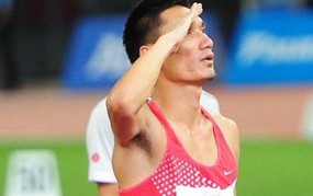 Tuyển thủ Việt Nam chào cờ, hát quốc ca ngay sau khi thi đấu