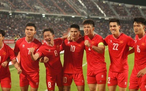 Tuấn Hải căng ngang khó chịu khiến cầu thủ đội nhà phản lưới