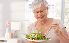 Thói quen làm tăng nguy cơ bị đục thủy tinh thể mà có thể bạn đã bỏ qua