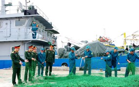 Động viên cán bộ, chiến sĩ làm nhiệm vụ trên biển dịp Tết Nguyên đán Bính Ngọ