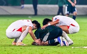 Lay động khoảnh khắc dàn cầu thủ U23 Việt Nam an ủi đội trưởng U23 Saudi Arabia 
