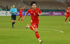 Đình Bắc đánh đầu ngược ghi bàn thắng không tưởng