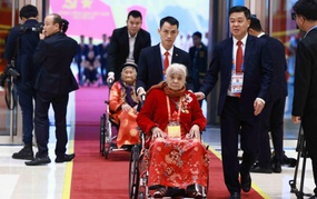 Xúc động hình ảnh các Mẹ Việt Nam Anh hùng dự Đại hội XIV của Đảng