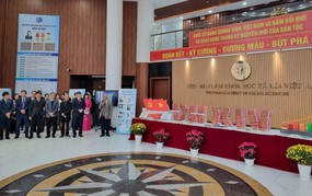 Khai trương Không gian trưng bày “Dưới cờ Đảng quang vinh: Việt Nam 40 năm đổi mới và khát vọng trong kỷ nguyên vươn mình”