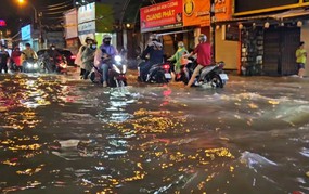 Mưa lớn kèm sấm sét, TP. Hồ Chí Minh tiếp tục ngập nhiều tuyến đường