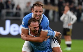 Serie A đêm qua: Lazio lập kỷ lục khi hạ Juventus 3-0; Milan thắng nghẹt thở trong trận đấu có 5 bàn