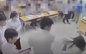Bắt khẩn cấp nam sinh hành hung giáo viên tại lớp học