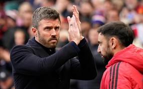 Carrick họp khẩn với Bruno Fernandes trước trận sinh tử gặp Chelsea