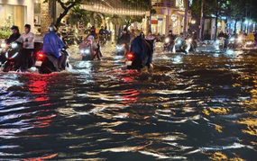 TP. Hồ Chí Minh: Khuyến cáo không cố vượt vùng ngập, bảo đảm an toàn giao thông