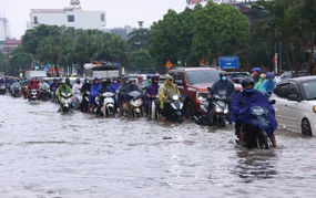 Cảnh báo mưa dông kèm lốc sét ở Hà Nội, lũ quét, sạt lở đất tại 3 tỉnh khu vực Trung Bộ