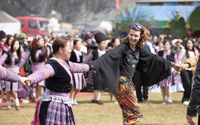 Đa dạng sắc màu lễ hội Xuân thu hút khách đến Đất Tổ