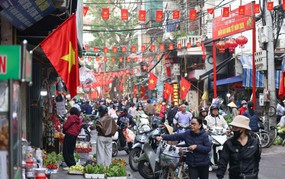 Hà Nội: Chợ truyền thống nhộn nhịp mua bán ngày cuối năm